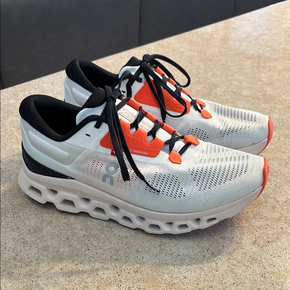 On Running Women’s Cloudstratus 3 shoes size 8.5